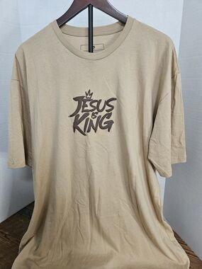 GLO Men's Beige 'Jesus Is King' Graphic Tee